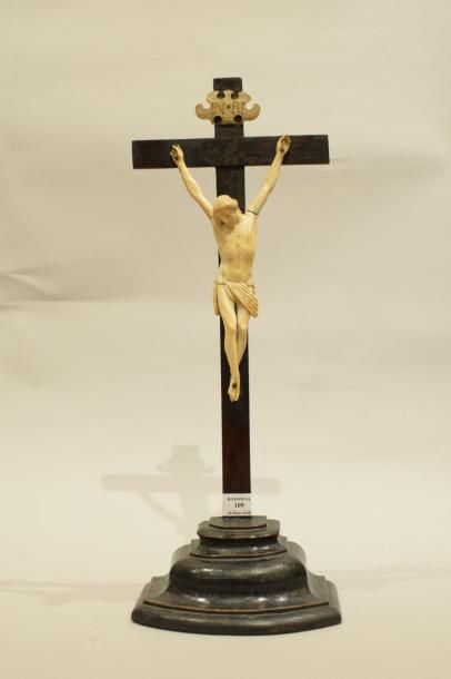 null Christ en croix en ivoire sculpté représenté tête baissée, les yeux clos, le...