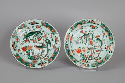 null Deux assiettes en porcelaine à décor polychrome famille verte d'un oiseau branché,...