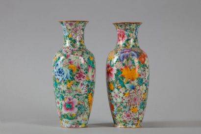 null Paire de petits vases balustre en porcelaine à décor millefleurs, 

Chine ,...
