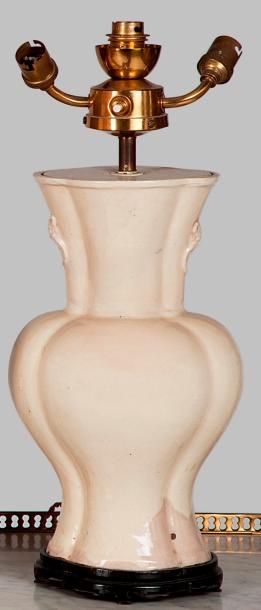 null Vase balustre à panse ovoïde et polylobée en grès émaillé crème avec anses en...