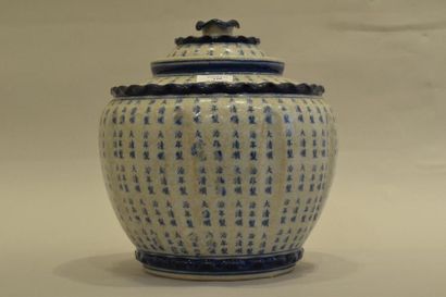 null Pot à gimgenbre couvert en porcelaine de chine à décor bleu blanc de caligraphies...