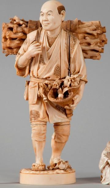 null Japon, vers 19e siècle.

Okimono en ivoire représentant un paysan portant un...
