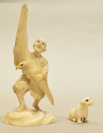 null Okimono en ivoire représentant un homme tenant un aigle.

Signé Gyokusai dans...