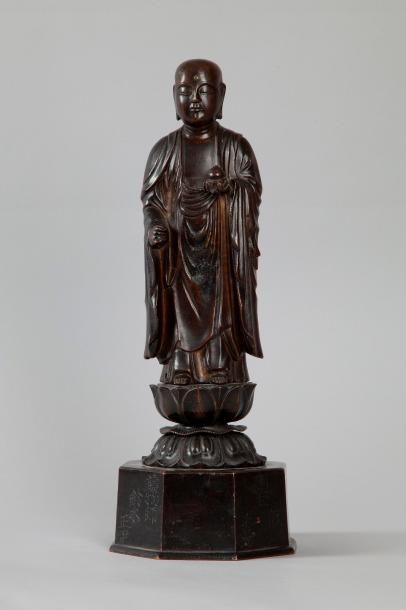 null Bronze représentant JizoBosatsu, debout sur un lotus, posé sur une base hexagonale.

Au...