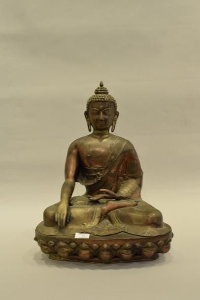 null Bouddha en cuivre repoussé assis en méditation sur un lotus, prenant la terre...
