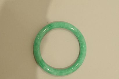 null Bracelet jonc en jadéite teintée vert.

Chine, XXe siècle.

Diam. Int. 5,9 ...
