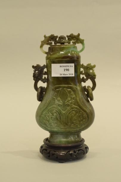 null Vase de forme HU en pierre dure veiné brune et verte à décor archaisant. 

CHINE...