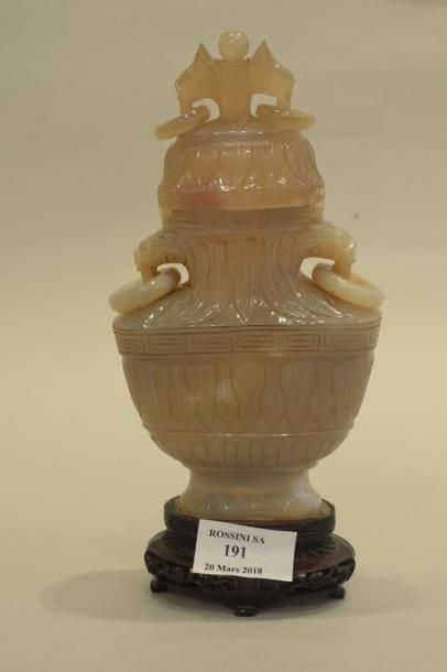 null Vase couvert en agate gris beige, veiné de blanc, à décor de feuilles de bananier

la...