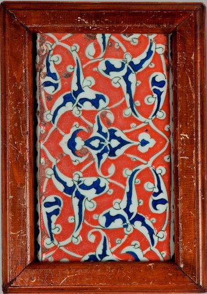 null Carreau de revêtement à décor de palmettes sur fond rouge, Turquie ottomane,...