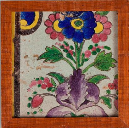 null Carreau à composition florale, Iran qâjâr, XIXe siècle.

Composition florale...