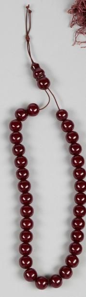 null Komboloï en bakélite et probablement ambre (faturan), composé de 31 perles foncées...