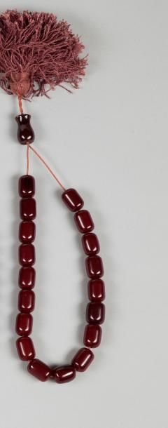 null Rare Komboloï en bakelite et probablement ambre (faturan) composé de 18 perles...
