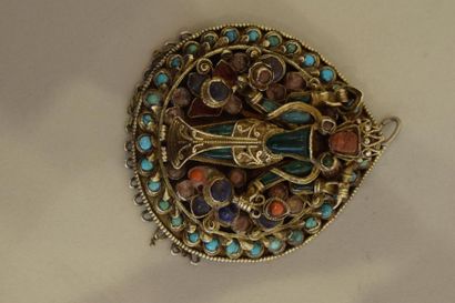 null Un pendentif tibétain, décoré de pierres de couleurs 

En argent. 

poids brut...