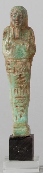 null Ouschebti 

en frite émaillée verte portant une inscription en T en creux.

Egypte,...