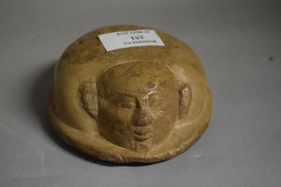 null Bouchon de vase canope en calcaire beige représentant AMSET.

Egypte, XXVIème...