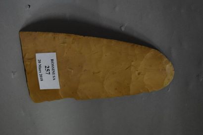 null Grand fragment de lame de couteau en silex.

Egypte, période pré-dynastique,...