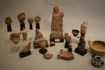 null Lot composé de statuettes et têtes de statuettes en terre cuite. Accidents 

Egypte,...