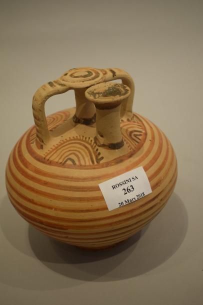 null Vase à étrier en terre cuite. 

Fêlures. 

Mycène, XIVe-XIIsiècles av. J-C....