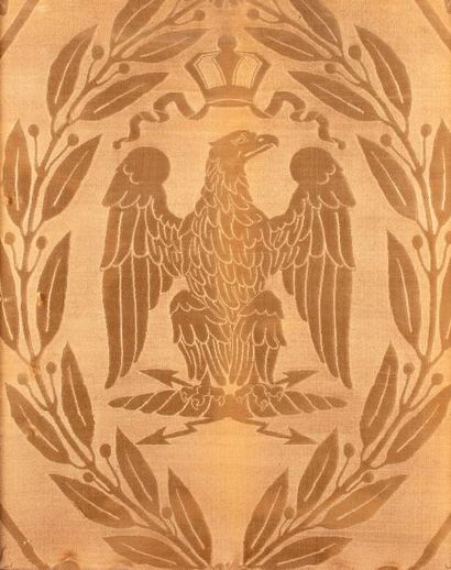 null Fragments de tenture de soie tissés d'or, l'une à décor de l'aigle impérial...