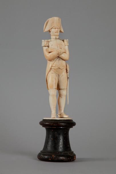 null Statuette en ivoire de l'empereur Napoléon Ier représenté en pied les bras croisés

L'épée...