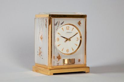 null JAEGER-LECOULTRE. 

Pendule Atmos modèle Marina Cabinet en laiton doré à décor...