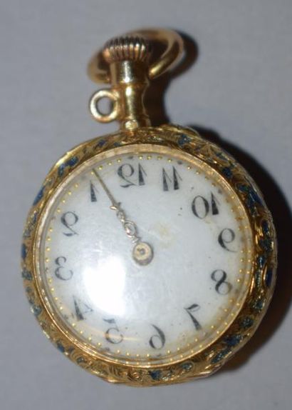 null Petite montre de col en or jaune 18k (750) cadran à fond crème et chiffres arabes,...
