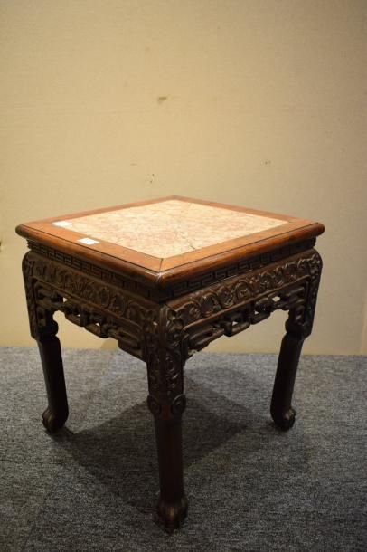 null Table d'appoint en bois sculpté dans le gout de la Chine d'un décor de rinceaux...