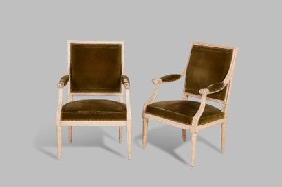 null Paire de fauteuils 

à dossier droit en bois sculpté et mouluré laqué crème...