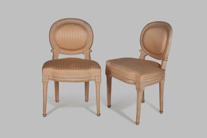 null Paire de chaises

laquées crème à dossiers ovales.

Italie, XVIIIème siècle.

Renforts...