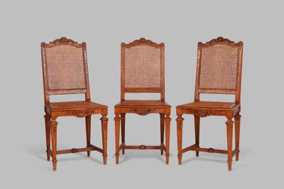 null Quatre chaises cannées 

en chêne mouluré, reposant sur quatre pieds fuselés.

XIXème...