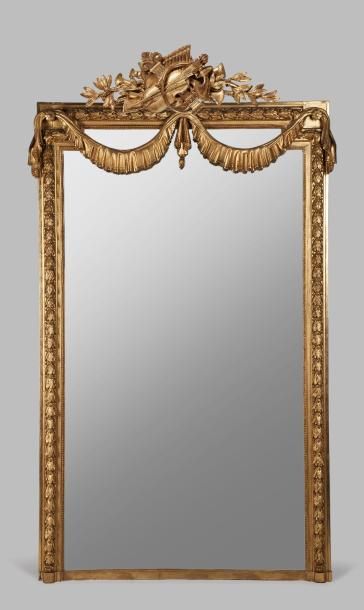 null Miroir en bois doré et stuc doré de forme rectangulaire à décor de frise de...