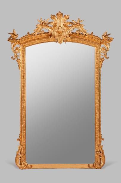 null Important Miroir 

en bois et stuc doré de forme rectangulaire encadré d'une...