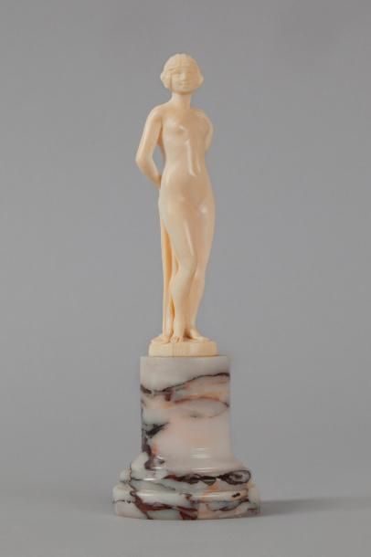 null Joe DESCOMPS (1869-1950)

	« Jeune femme nue ». Sculpture en ivoire, taille...