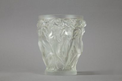 null René LALIQUE (1860-1945)

Vase « Bacchantes ». Epreuve en verre moulé pressé...