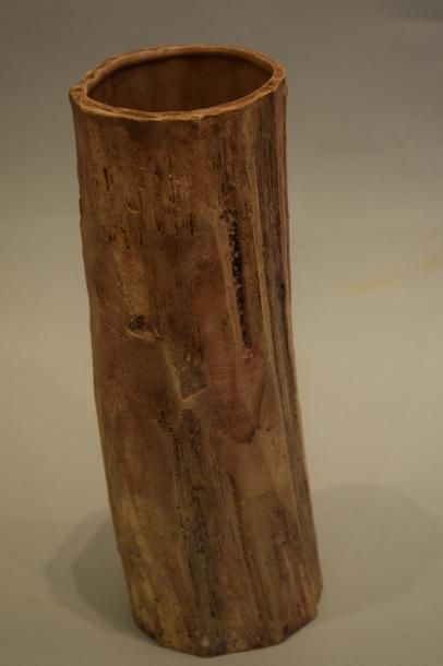 null Baudin (XXème siècle) 

Vase tronconique simulant une bûche de bois. Signé sous...
