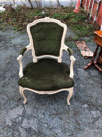 null Un fauteuil Louis XV en bois laqué blanc 