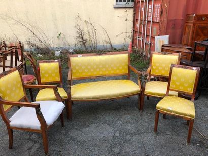 null Salon style retour d'Egypte composé d'un canapé, deux fauteuils et deux chaises...