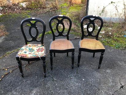 null Trois chaises dépareillées.