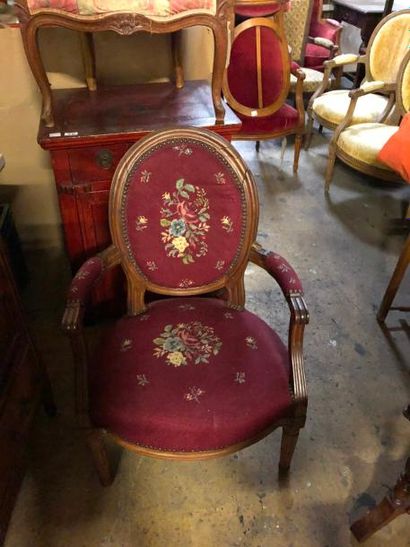 null Un fauteuil médaillon en bois naturel sculpté et mouluré style Louis XVIe,

garni...