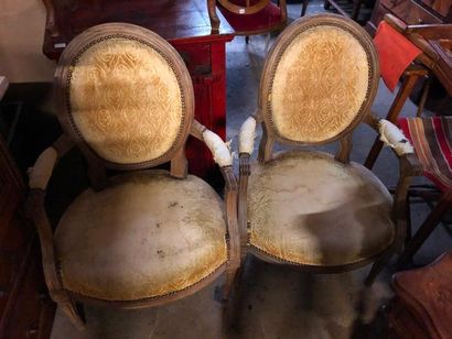 null Deux fauteuils médaillons époque Louis XVI en bois rustique et fendu.