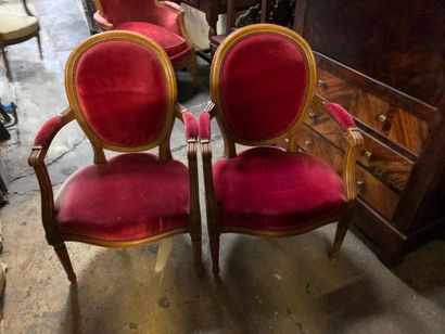 null Paire de fauteuils de style Louis XVIeme à velours rouge.