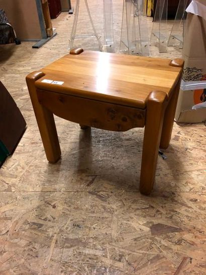 null Petite table en bois indigène ouvrant à un tiroir