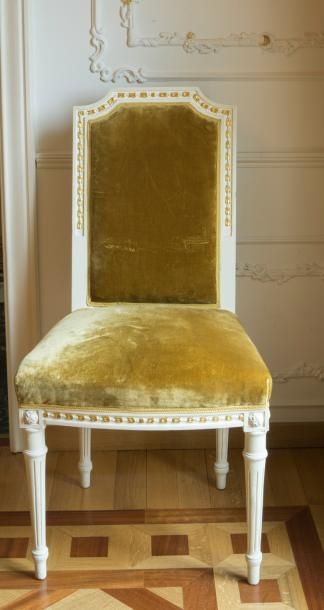 null Chaise de style Louis XVI, dossier en chapeau de gendarme laquée crème et o...