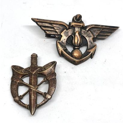 null [ Terre ] [ Légion ] [ Chasseur ]

Lot de deux insignes militaires comprenant,...