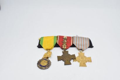 null [ Médaille ]
Ensemble de trois médailles cousues sur une bande de tissu : croix...