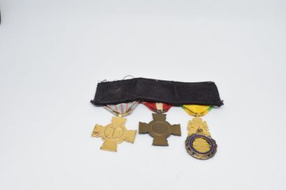 null [ Médaille ]
Ensemble de trois médailles cousues sur une bande de tissu : croix...