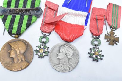 null [ Médaille ] [ WW1 ] [ WW2 ]

Ensemble de trois décorations militaires :

Médaille...