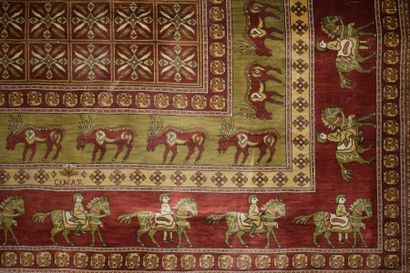 null Tapis Egyptien en soie, décor inspiré du tapis de Pazyryk. 

120 x 113cm.