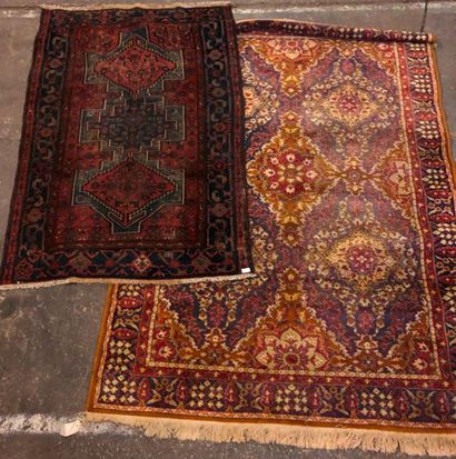 null lot de deux tapis ; Carpette mécanique et un Hamadan Iran usé