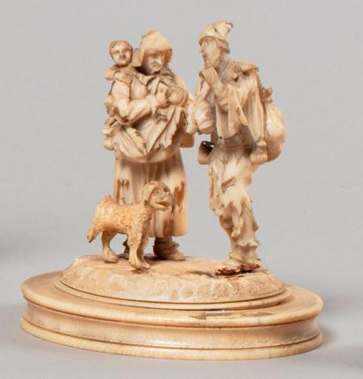 null Couple de mendiants en ivoire sculpté en ronde bosse composé d'une femme allaitant...